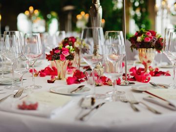 Imagen de archivo de un banquete en un salón de bodas.