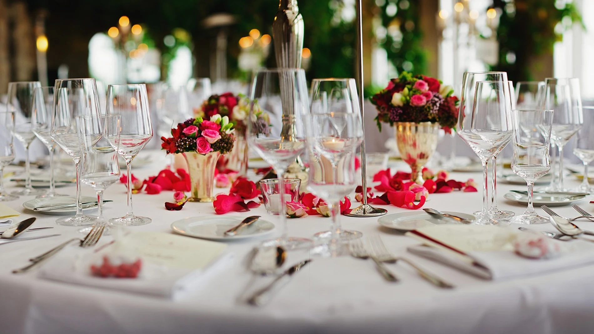 Imagen de archivo de un banquete en un salón de bodas. Imagen de archivo de un banquete en un salón de bodas.