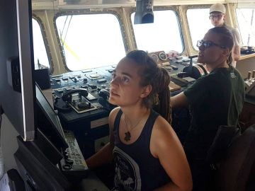 Fotografía facilitada por la ONG Sea Watch de la capitana del barco del mismo nombre, la alemana Carola Rackete