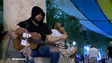 Lucas Puente, el argentino que canta flamenco en la Puerta del Sol tras una puñalada que le 'rasgó' la voz