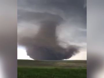 Un tornado provoca que los residentes de Dakota del Sur no puedan salir de casa