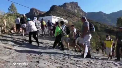 Unos 200 jóvenes españoles recorren las cumbres canarias por una decisión judicial