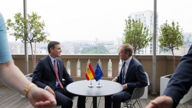 Sánchez y Tusk se reúnen antes de la cumbre para elegir el reparto de altos cargos de la UE