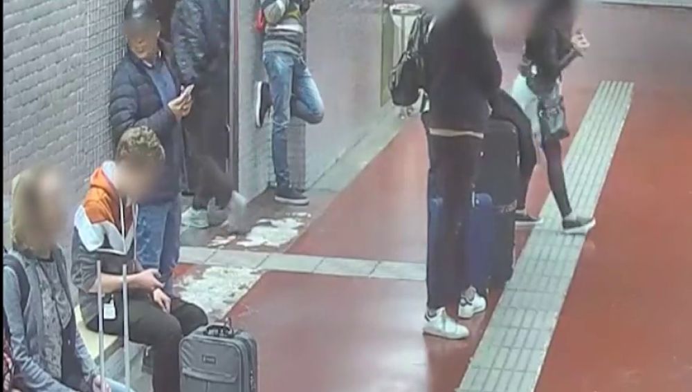 Detenido un grupo criminal que robaba en el metro de Barcelona por el métdo de la mancha