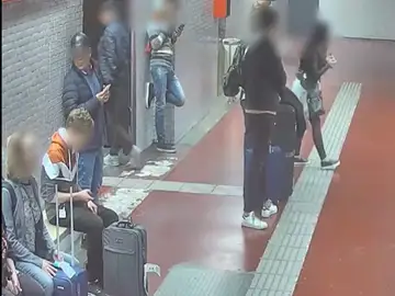 Detenido un grupo criminal que robaba en el metro de Barcelona por el métdo de la mancha Detenido un grupo criminal que robaba en el metro de Barcelona por el métdo de la mancha