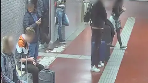 Detenido un grupo criminal que robaba en el metro de Barcelona por el métdo de la mancha Detenido un grupo criminal que robaba en el metro de Barcelona por el métdo de la mancha