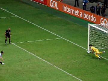 Gallese detiene el penalti a Luis Suárez