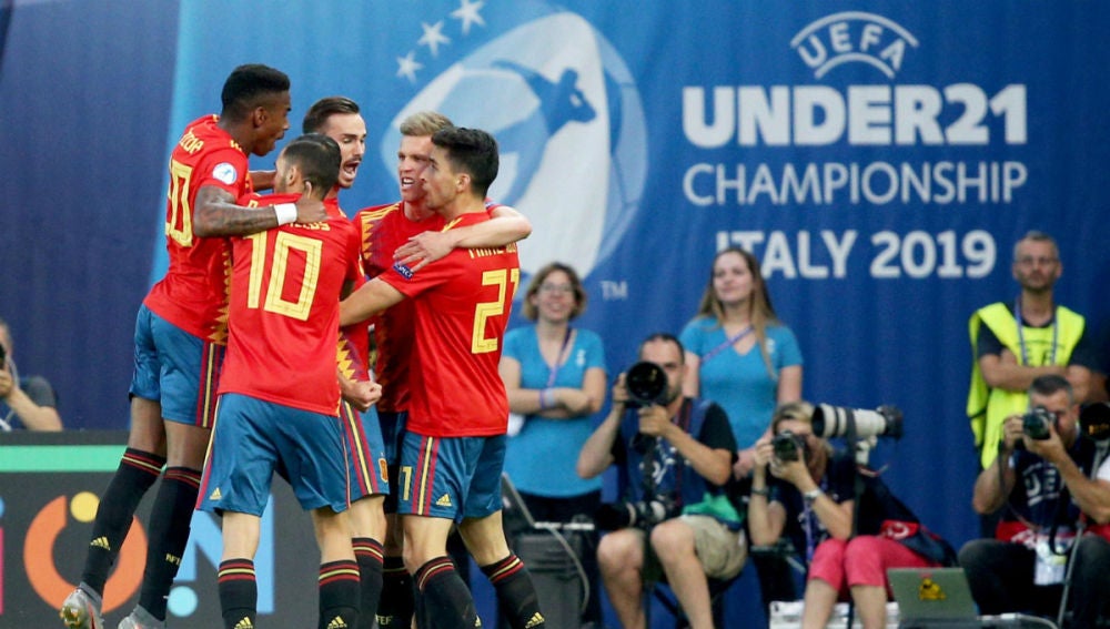 Los jugadores de España celebran un gol