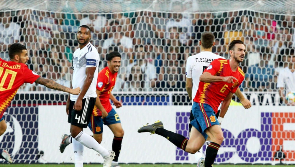 Fabián celebra un gol con España