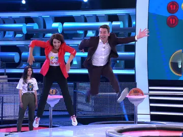 Arturo Valls enseña Silvia Abril a hacer el bucle en ‘¡Ahora caigo’! Arturo Valls enseña Silvia Abril a hacer el bucle en ‘¡Ahora caigo’!