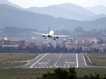 Un avión realiza la maniobra de aproximación en la pista del aeropuerto de Bilbao Un avión realiza la maniobra de aproximación en la pista del aeropuerto de Bilbao