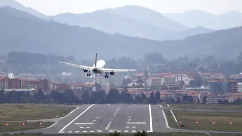 Un avión realiza la maniobra de aproximación en la pista del aeropuerto de Bilbao Un avión realiza la maniobra de aproximación en la pista del aeropuerto de Bilbao