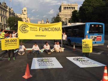 Un grupo de activistas de Greenpeace corta el acceso a Madrid Central