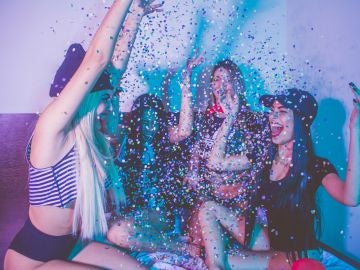 Un grupo de chicas de fiesta Un grupo de chicas de fiesta