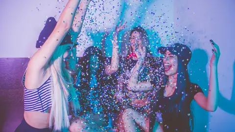 Un grupo de chicas de fiesta Un grupo de chicas de fiesta