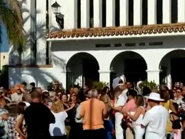 Insultos xenófobos al párroco de Benajarafe: "Negro, te voy a cortar la cabeza" Insultos xenófobos al párroco de Benajarafe: "Negro, te voy a cortar la cabeza"