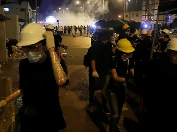 Los manifestantes desalojan la Asamblea Legislativa de Hong Kong ante el avance de la Policía Los manifestantes desalojan la Asamblea Legislativa de Hong Kong ante el avance de la Policía