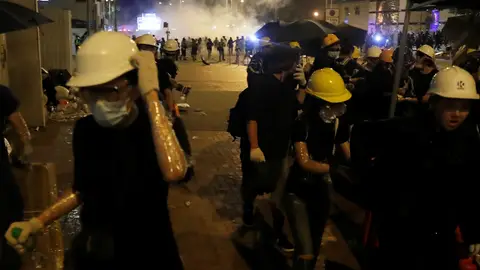Los manifestantes desalojan la Asamblea Legislativa de Hong Kong ante el avance de la Policía Los manifestantes desalojan la Asamblea Legislativa de Hong Kong ante el avance de la Policía