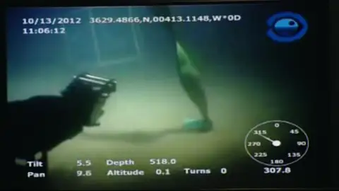 Un calamar gigante ataca a una cámara a 500 metros de profundidad en la isla de El Hierro Un calamar gigante ataca a una cámara a 500 metros de profundidad en la isla de El Hierro