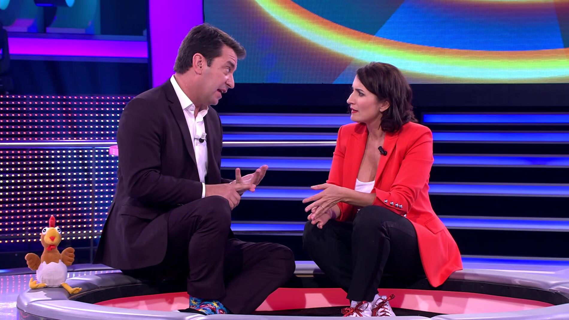 Arturo Valls pone deberes a Silvia Abril 