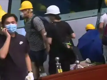 Manifestantes entran en el Parlamento de Hong Kong, en directo Manifestantes entran en el Parlamento de Hong Kong, en directo
