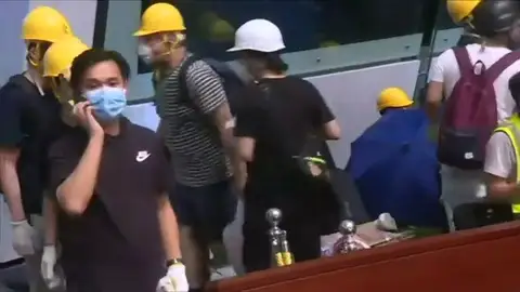 Manifestantes entran en el Parlamento de Hong Kong, en directo Manifestantes entran en el Parlamento de Hong Kong, en directo