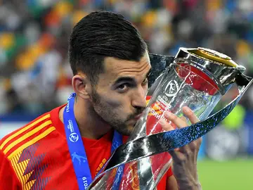Dani Ceballos besando la copa de campeón de Europa sub-21 Dani Ceballos besando la copa de campeón de Europa sub-21