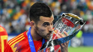 Dani Ceballos besando la copa de campeón de Europa sub-21