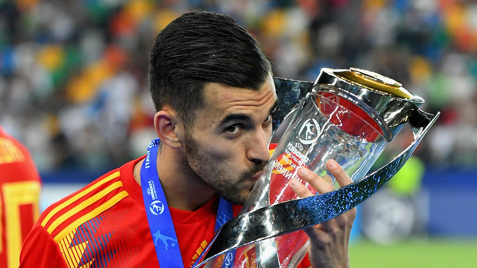 Dani Ceballos besando la copa de campeón de Europa sub-21 Dani Ceballos besando la copa de campeón de Europa sub-21