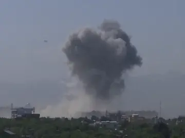 Un ataque terrorista en Kabul desata un fuerte enfrentamiento entre talibanes y las fuerzas de seguridad durante 8 horas. Un ataque terrorista en Kabul desata un fuerte enfrentamiento entre talibanes y las fuerzas de seguridad durante 8 horas.