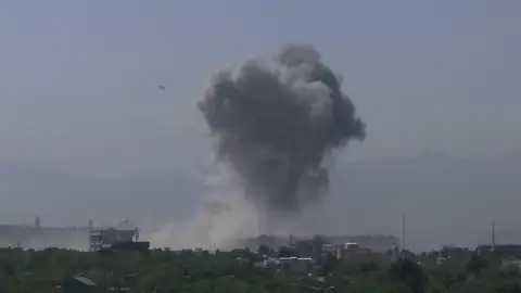 Un ataque terrorista en Kabul desata un fuerte enfrentamiento entre talibanes y las fuerzas de seguridad durante 8 horas. Un ataque terrorista en Kabul desata un fuerte enfrentamiento entre talibanes y las fuerzas de seguridad durante 8 horas.