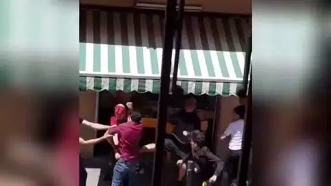 Pelea a machetazos entre un grupo de okupas en Hospitalet de Llobregat Pelea a machetazos entre un grupo de okupas en Hospitalet de Llobregat