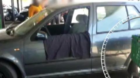 El coche aparcado en el supermercado El coche aparcado en el supermercado