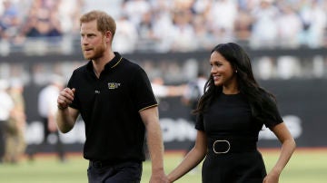 Meghan Markle y el príncpe Harry durante el partido