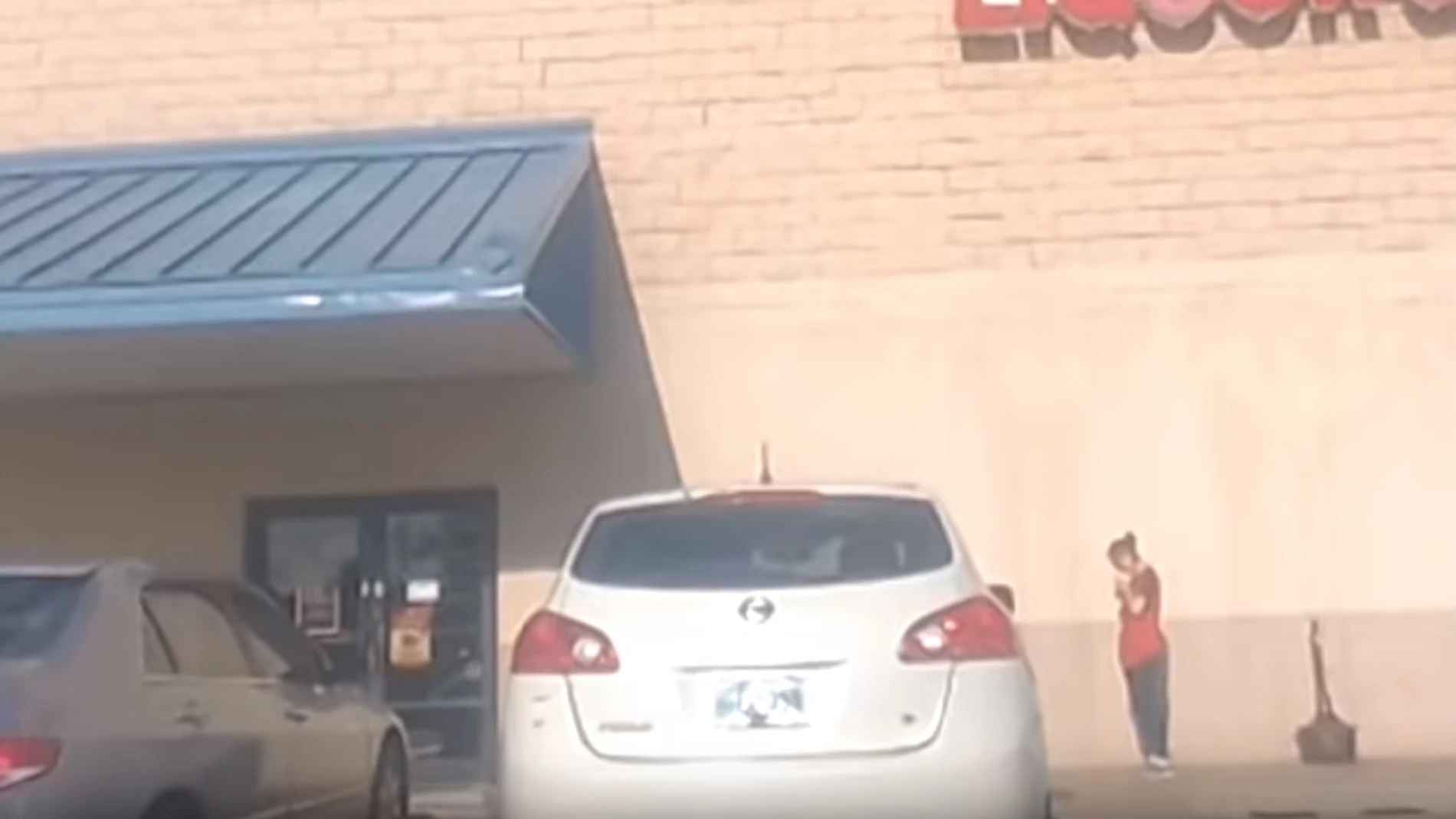 Coche estacionado en el parking de una licorería en Owasso Coche estacionado en el parking de una licorería en Owasso