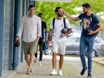 Iker Casillas llegando a la ciudad deportiva del Oporto con sus compañeros Iker Casillas llegando a la ciudad deportiva del Oporto con sus compañeros