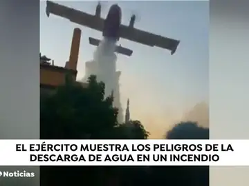 Los efectos de la descarga de un avión contra incendios Los efectos de la descarga de un avión contra incendios