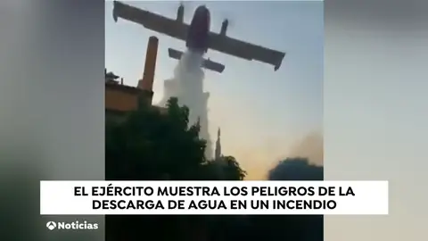 Los efectos de la descarga de un avión contra incendios Los efectos de la descarga de un avión contra incendios
