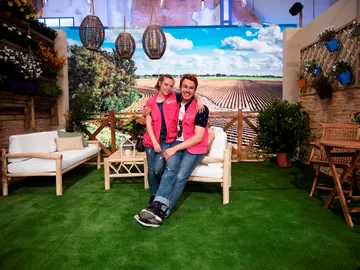 Descubre el porche campero de Álex y Naomi que les da el pase a la final de ‘Masters de la reforma’ Descubre el porche campero de Álex y Naomi que les da el pase a la final de ‘Masters de la reforma’