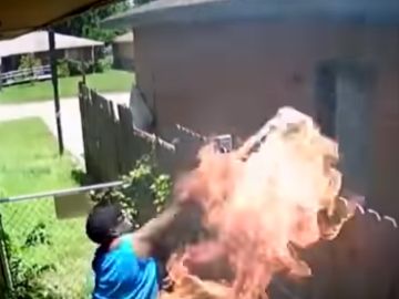 Una mujer lanza una toalla en llamas a la casa de su vecino