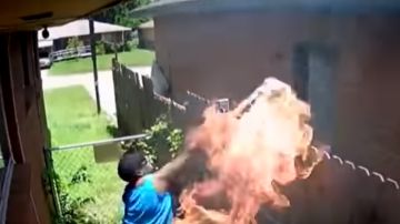 Una mujer lanza una toalla en llamas a la casa de su vecino