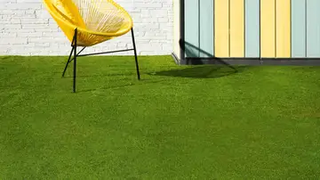 El cesped artificial es una opción perfecta para darle personalidad a la terraza