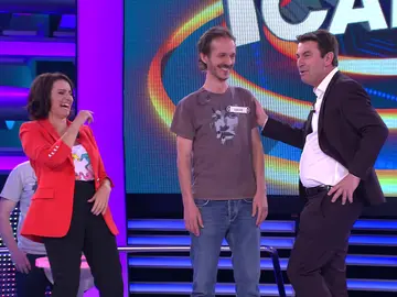 La desastrosa presentación de Arturo Valls como azafato de ‘¡Ahora Caigo!’ La desastrosa presentación de Arturo Valls como azafato de ‘¡Ahora Caigo!’