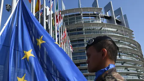 Alzamiento de la bandera europea frente al edificio Louise Weiss, sede del Parlamento Europeo Alzamiento de la bandera europea frente al edificio Louise Weiss, sede del Parlamento Europeo