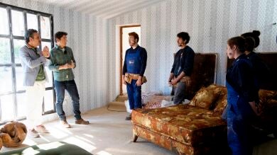 La curiosa técnica de Álex para adivinar qué muebles son buenos y que sorprende al interiorista Lorenzo Castillo