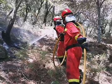 Las labores de extinción del incendio que se propaga por las localidades madrileñas de Cadalso de los Vidrios y Cenicientos 