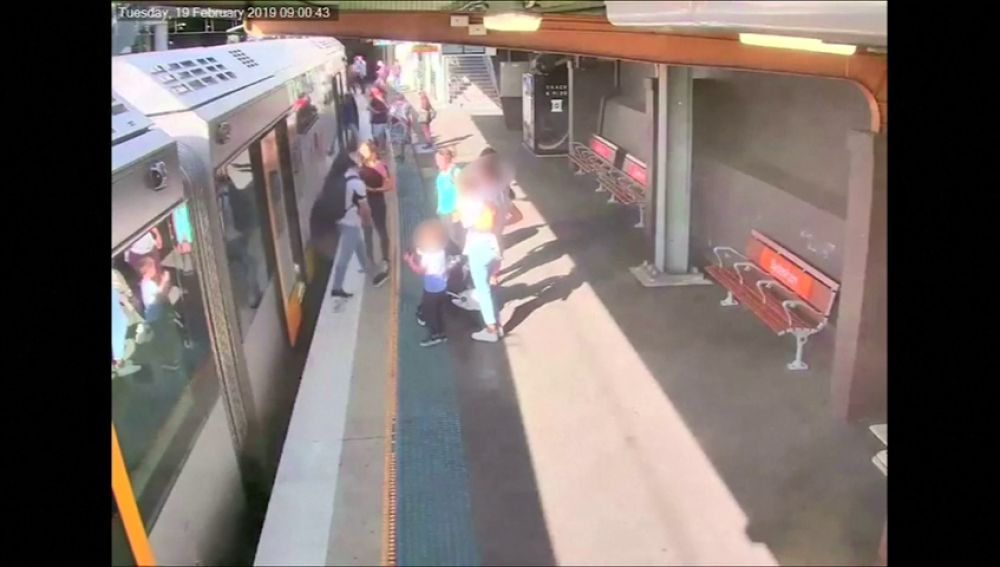 El momento en el que un niño cae a las vías del tren en Sydney se convierte en una campaña de seguridad. 