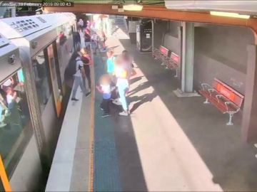 El momento en el que un niño cae a las vías del tren en Sydney se convierte en una campaña de seguridad. 