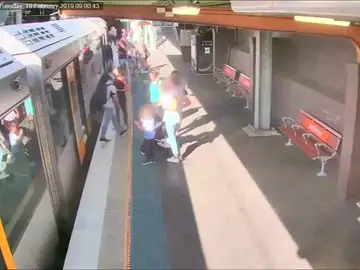 El momento en el que un niño cae a las vías del tren en Sydney se convierte en una campaña de seguridad. El momento en el que un niño cae a las vías del tren en Sydney se convierte en una campaña de seguridad.