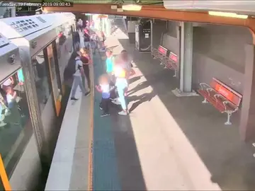 El momento en el que un niño cae a las vías del tren en Sydney se convierte en una campaña de seguridad. El momento en el que un niño cae a las vías del tren en Sydney se convierte en una campaña de seguridad.